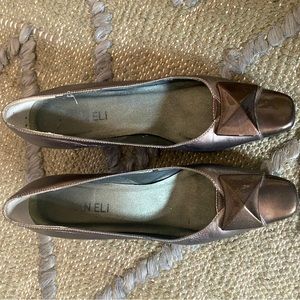 VAN ELi patent leather vintage pumps with bow accent, kitten heels size 6